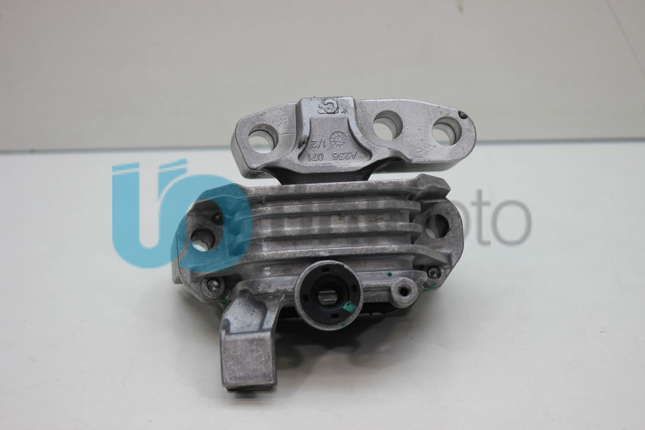 TAKOZ,MOTOR  KULAĞI SAĞ ÜST  BRAVO-LANCIA DELTA 1,6 MJET DÜZ VİTES